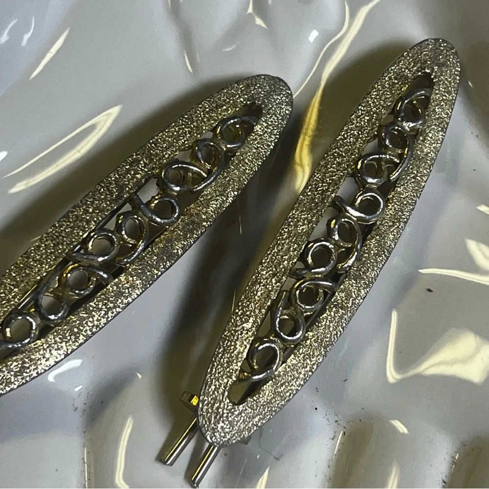 Pair of Vintage Golden Hair Clips with Intricate Design - Picture 7 of 13